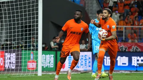 孙莉携子女畅游迪士尼乐园，弟弟罕见展现真容，7岁女儿尝试新发色